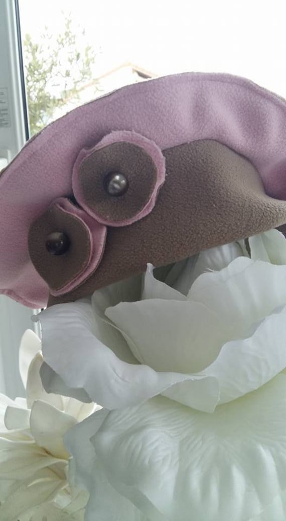 Kinderbaskenmütze, Kindermütze, Beige Und Rosafarbene Fleecemütze Zwei Blumen, Verziert Mit Einem Perlmuttknopf von ChouetChapoCreations