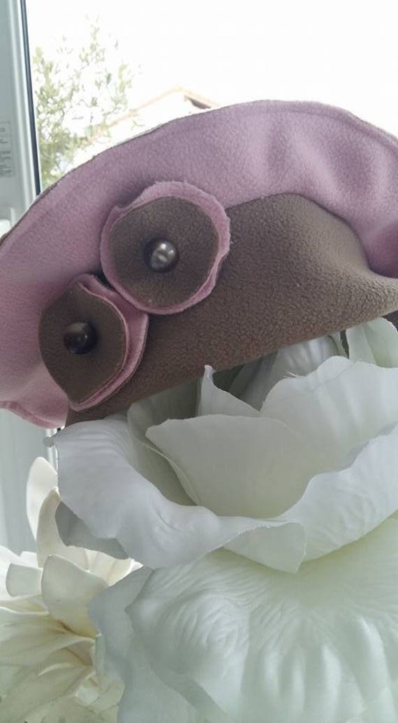 Kinderbaskenmütze, Kindermütze, Beige Und Rosafarbene Fleecemütze Zwei Blumen, Verziert Mit Einem Perlmuttknopf von ChouetChapoCreations