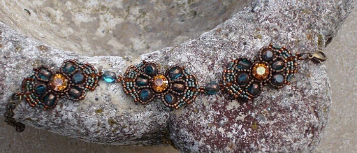 Blumen Von Ocker Und Dunklem Türkis Blauem Glas Armband von Chouettesbijoux