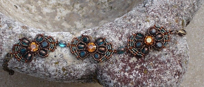 Blumen Von Ocker Und Dunklem Türkis Blauem Glas Armband von Chouettesbijoux