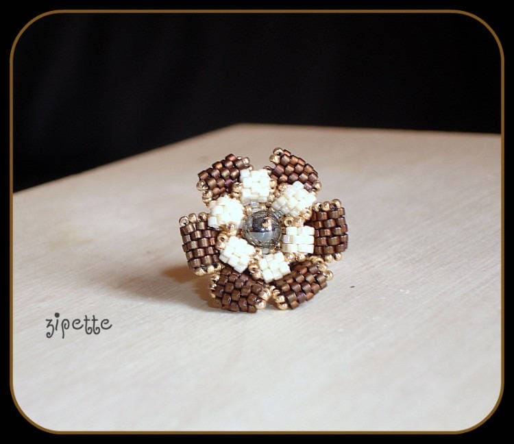 Gewebte Ring Beige-Weiße Blümchen von Chouettesbijoux