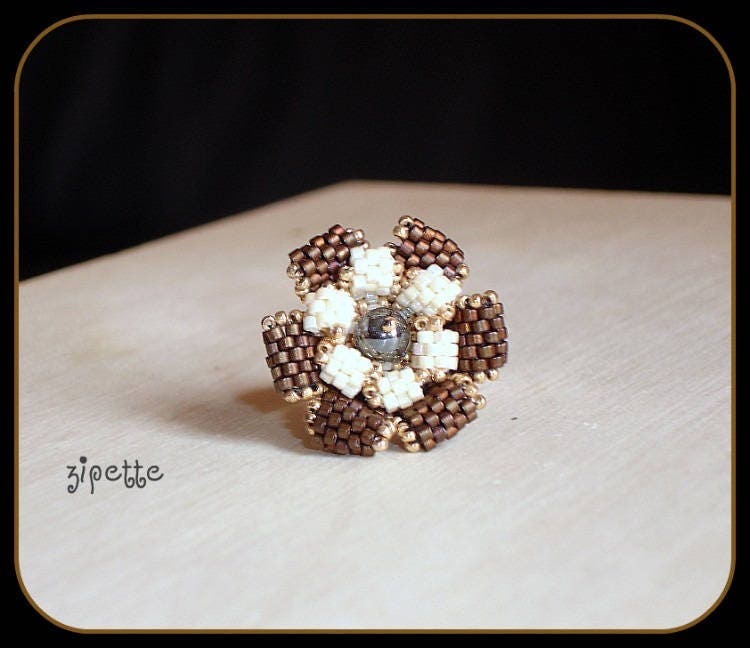 Gewebte Ring Beige-Weiße Blümchen Gewebte Ring Beige-Weiße Blümchen von Chouettesbijoux
