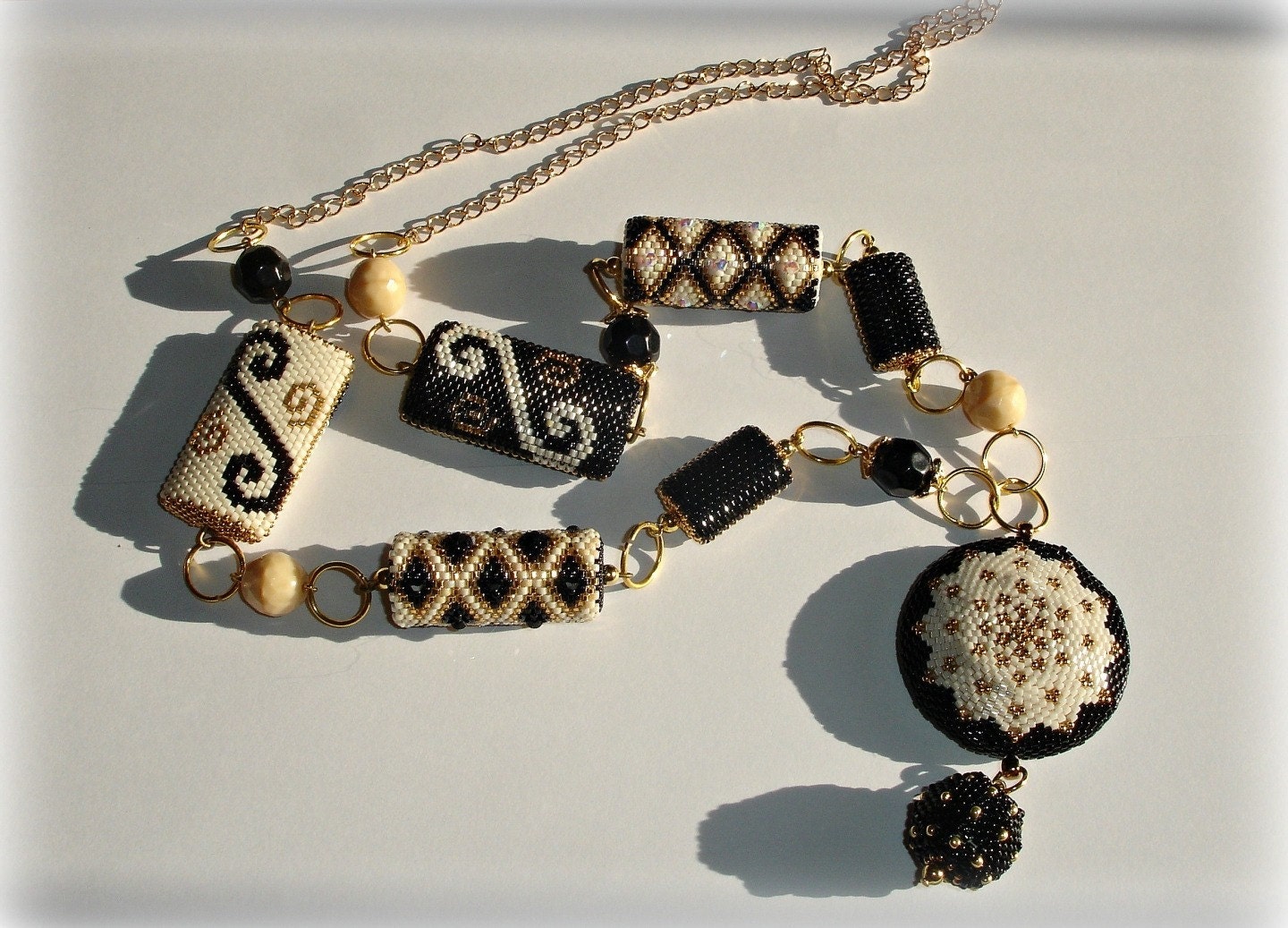Halskette Gewebt Perlen Schwarz Und Gold von Chouettesbijoux