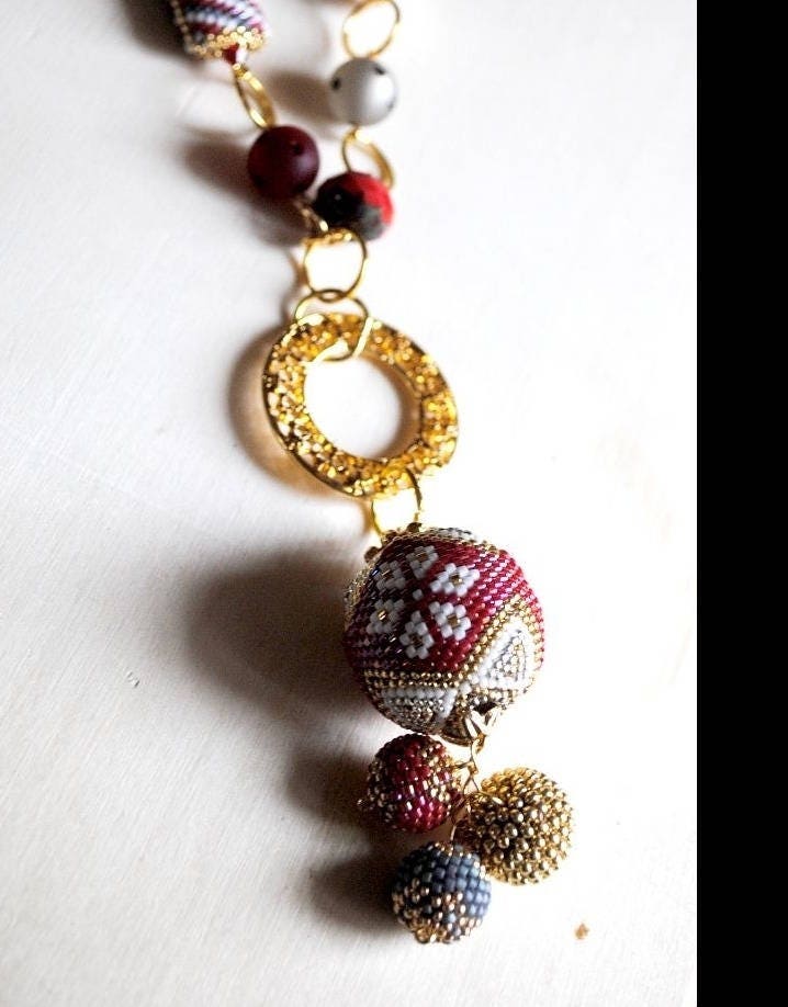 Halskette Perlenkugeln Gewebt Rot Und Gold Halskette Perlenkugeln Gewebt Rot Und Gold von Chouettesbijoux
