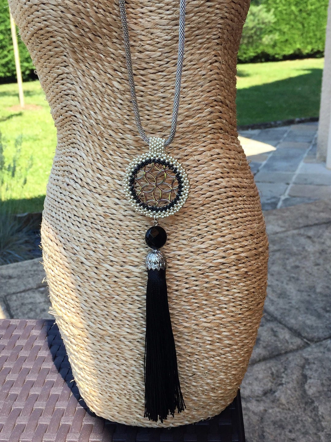 Halskette Pompon Mit Metallplatte von Chouettesbijoux