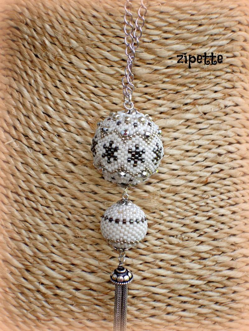 Handgewebte Kugelkette in Weiß/Silber von Chouettesbijoux
