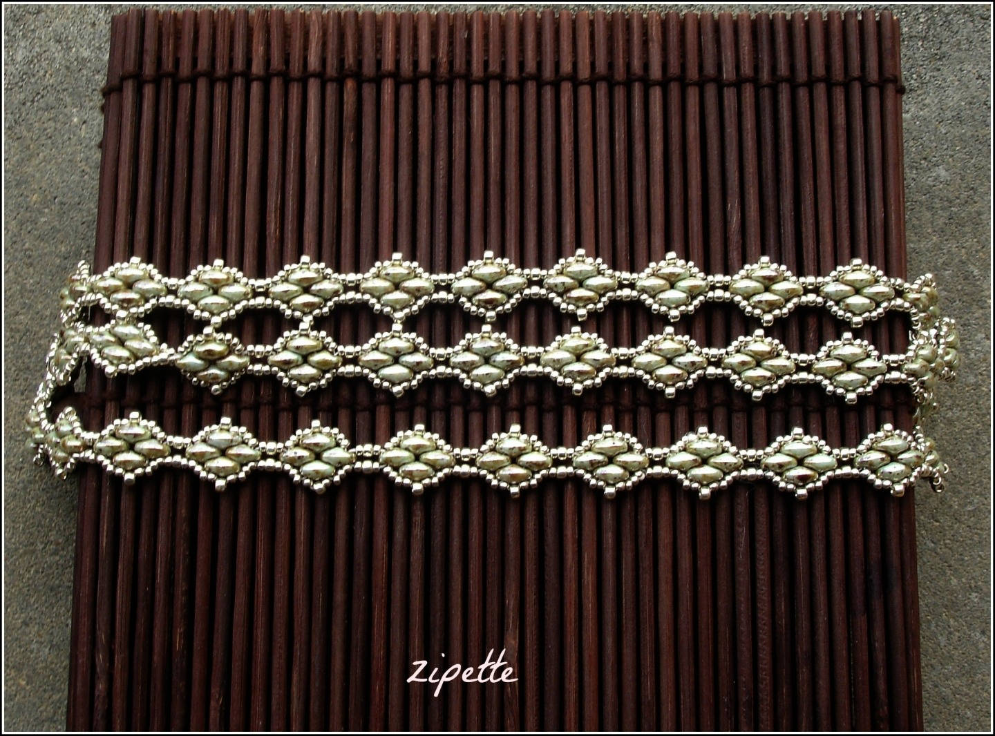 Marmoriertes Grünes Und Silbernes Senseous Armband von Chouettesbijoux