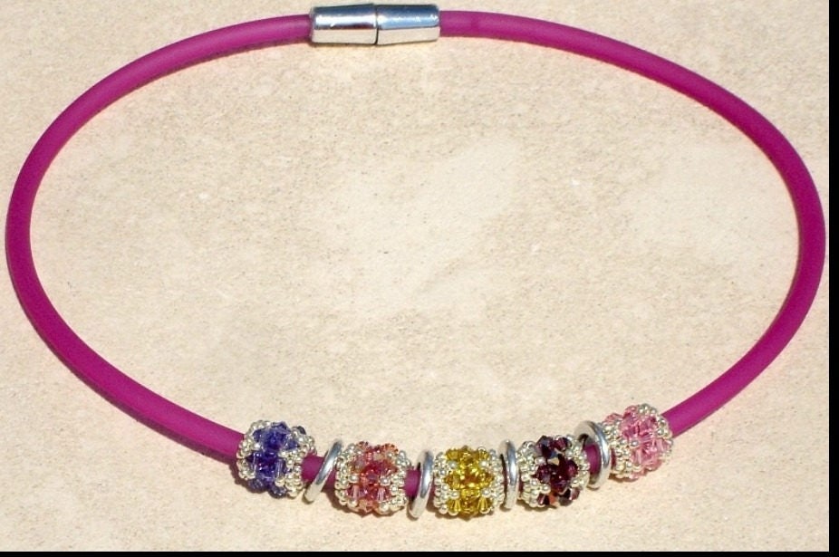 Rohr-Halskette Mit Bunten Kristall Rosa Perlen Kugeln von Chouettesbijoux