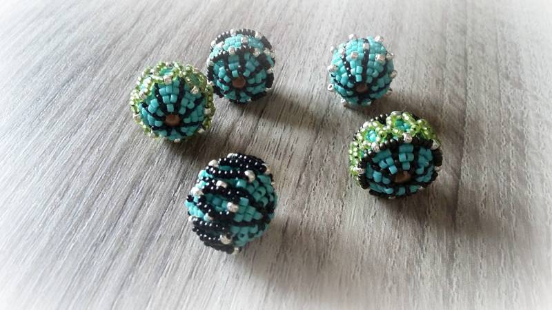 Viele 5 Gewebte Perlen - Blau-Grün-Schwarz Viele 5 Gewebte Perlen - Blau-Grün-Schwarz von Chouettesbijoux