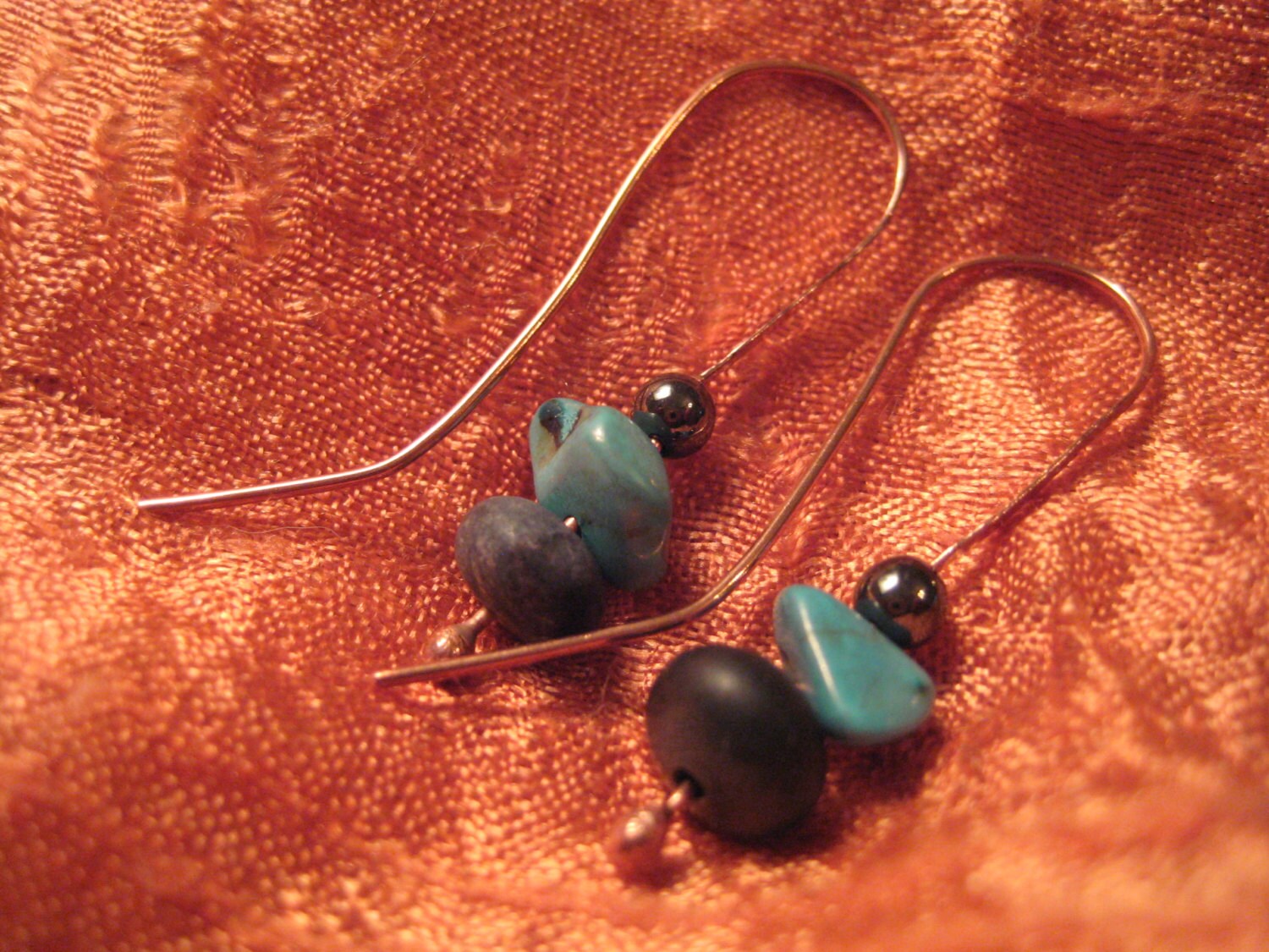 Gehämmert 14K Vergoldet Aus Mit Onyx, Türkis Und Hämatit von ChowMamaJewelry