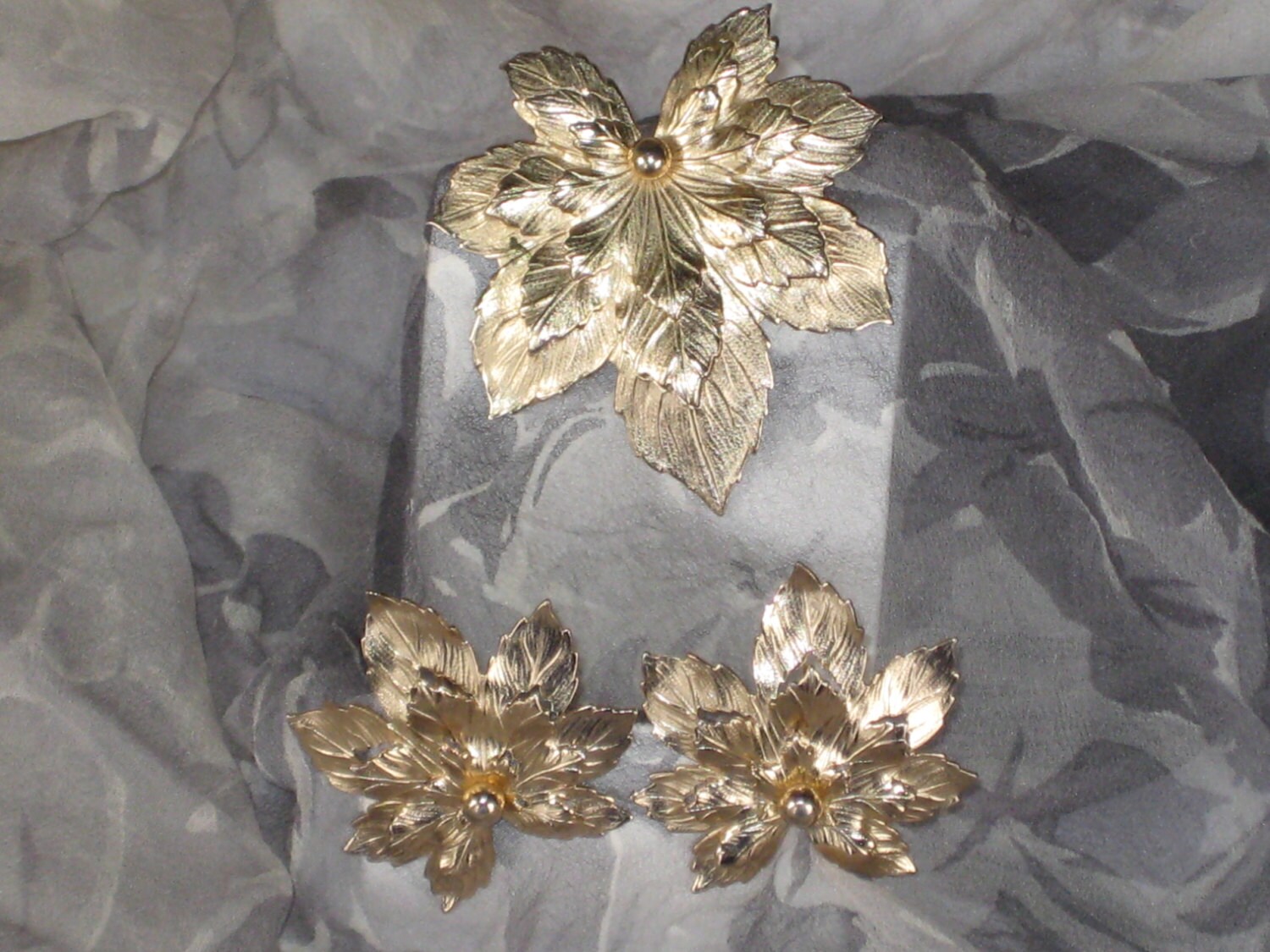 Jahrgang Sarah Coventry Golden Maple Brosche Und Ohrring Set von ChowMamaJewelry