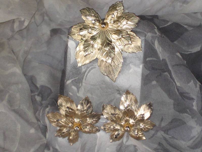 Jahrgang Sarah Coventry Golden Maple Brosche Und Ohrring Set von ChowMamaJewelry