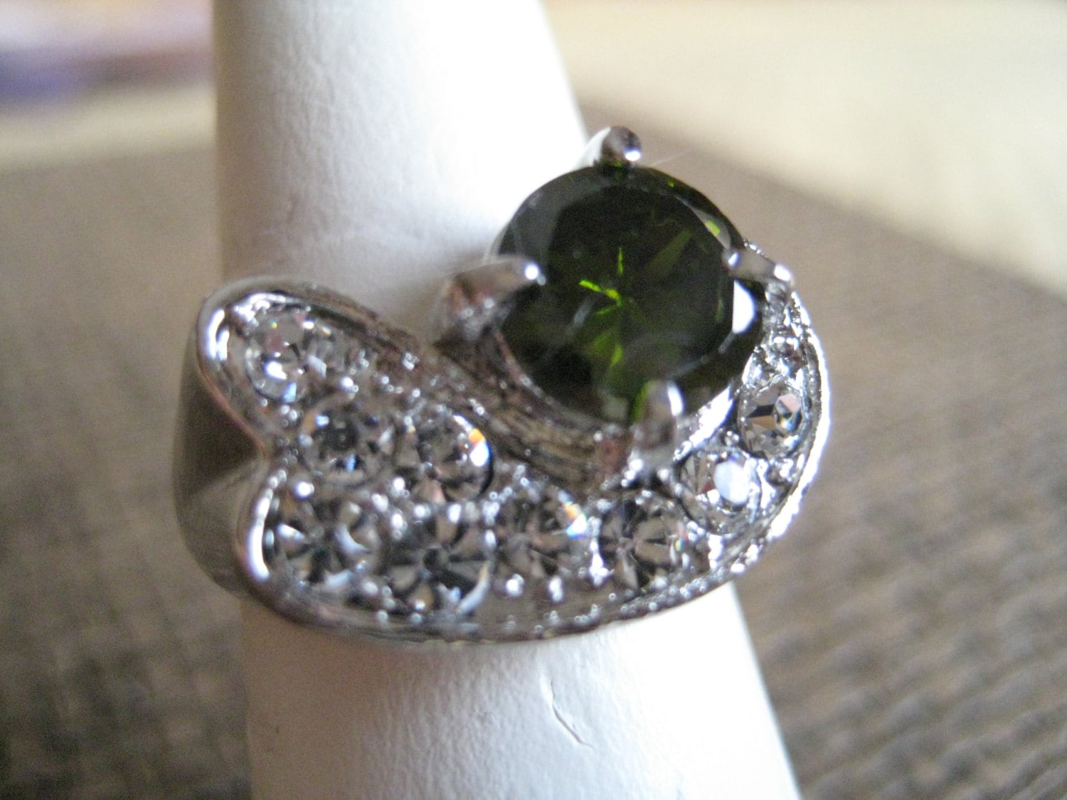 Vintage Grünweiß Strass Ring von ChowMamaJewelry