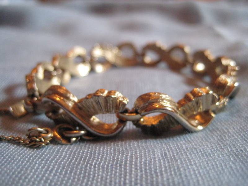 Vintage Monet Ballerina Serie Armband von ChowMamaJewelry