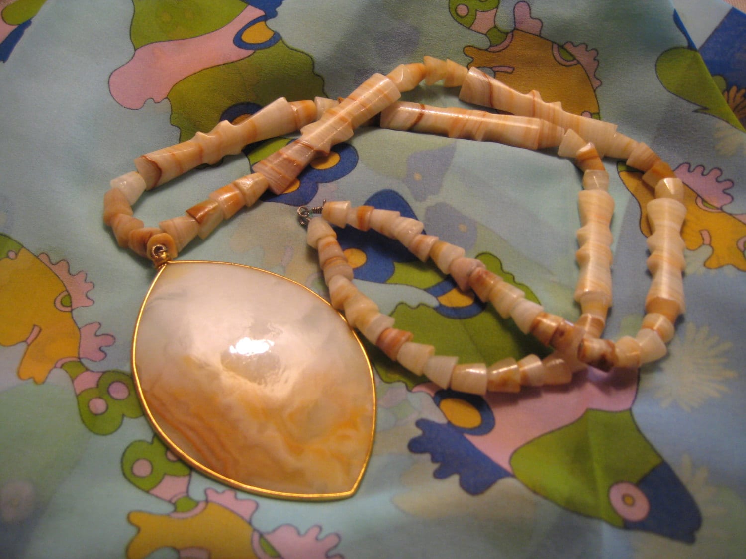 Vintage Onyx Schild Halskette von ChowMamaJewelry