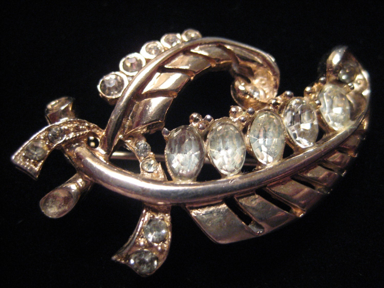 Vintage Strass Leaf Form Brosche von ChowMamaJewelry