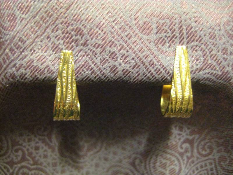 Vintage Texturierte Halbe Hoop Ohrringe von ChowMamaJewelry