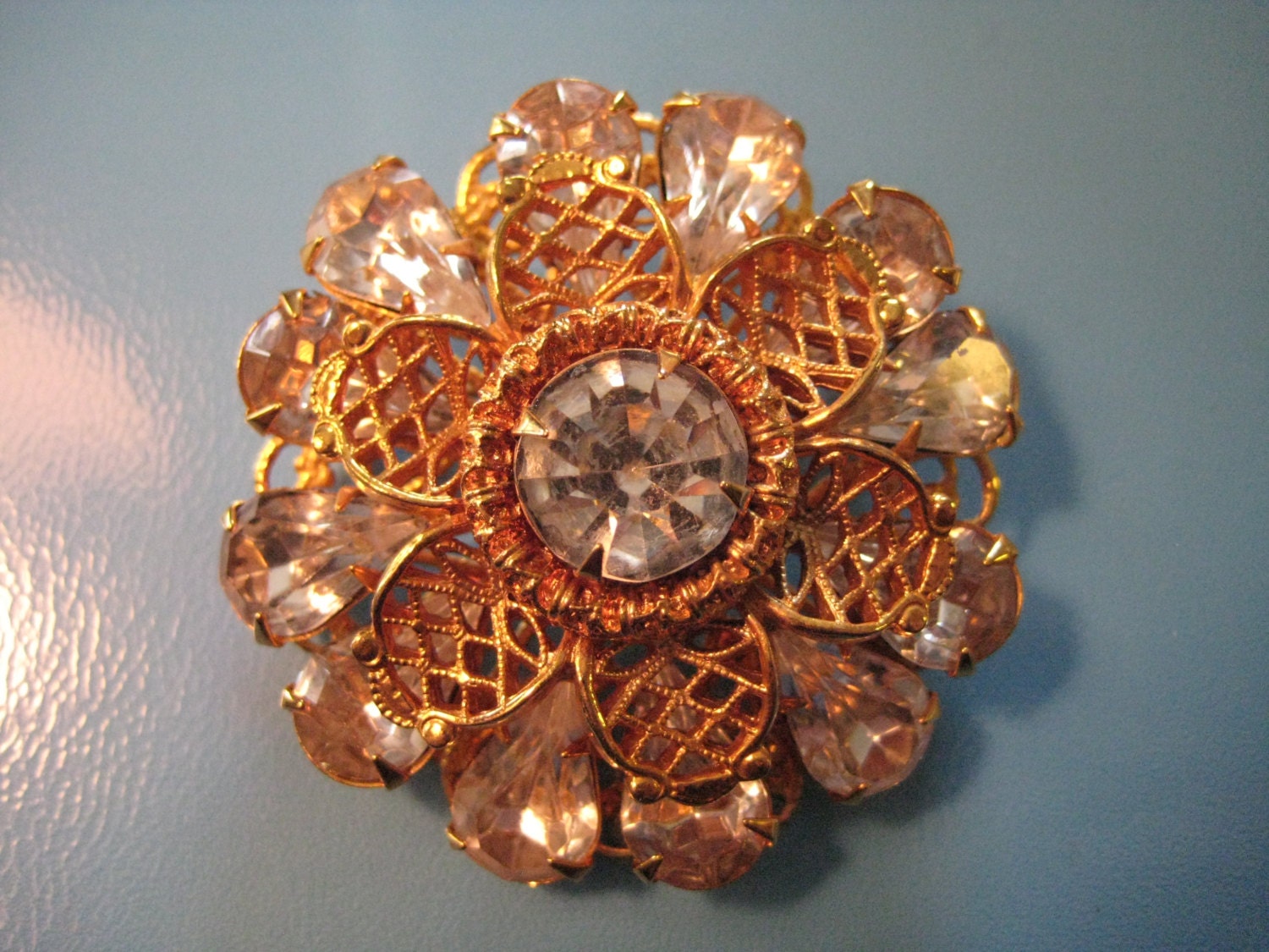 Vintage Vergoldetes Und Strass Brosche von ChowMamaJewelry