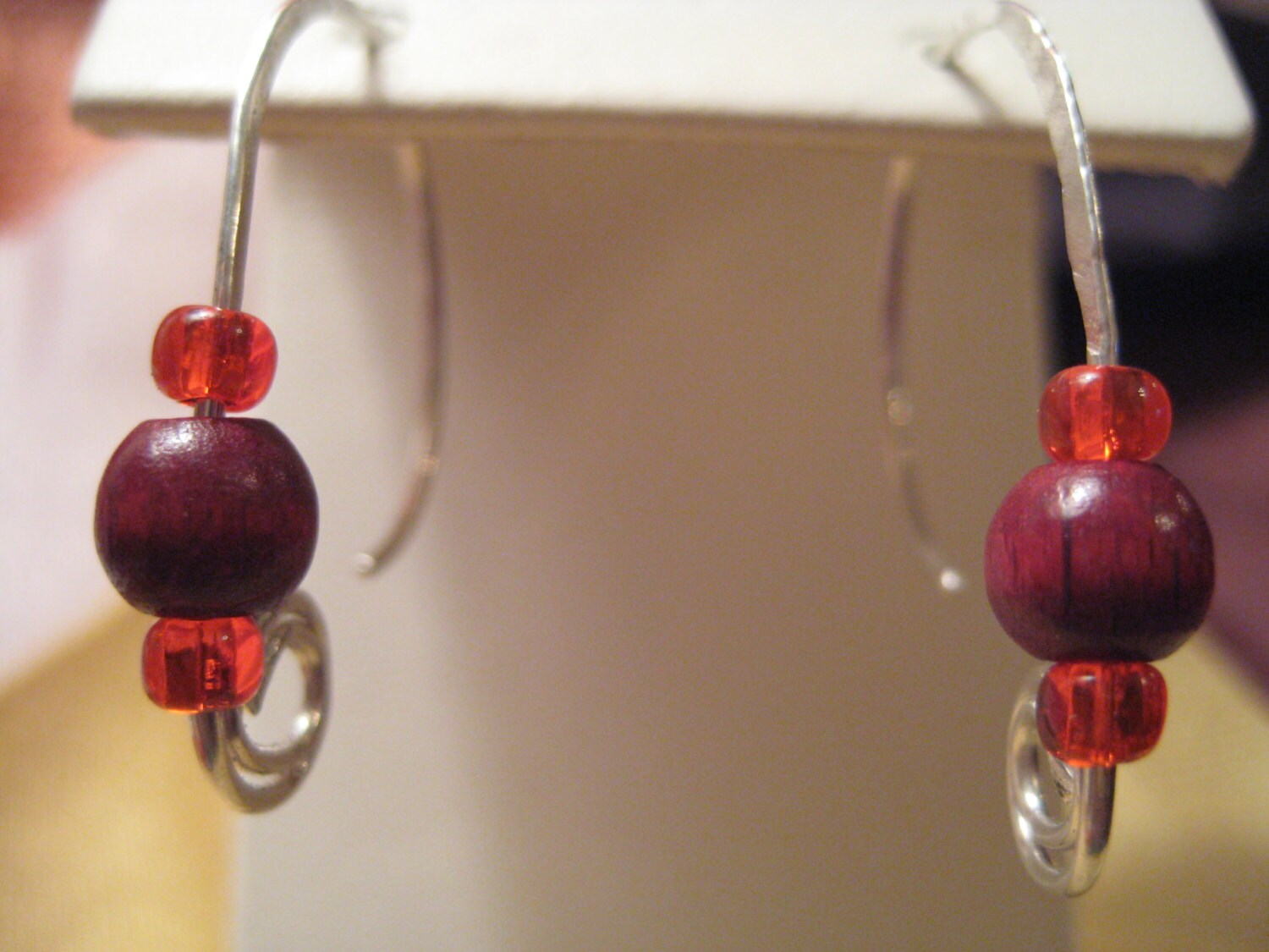 sterling Silber Creolen Mit Holz Und Glasperlen von ChowMamaJewelry