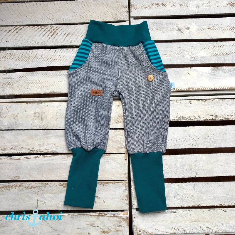 Ab 30 Euro Knickerbocker Hose Aus Fischgrät Sweat Mit Taschen in Grau/Petrol von ChrisAhoiShop