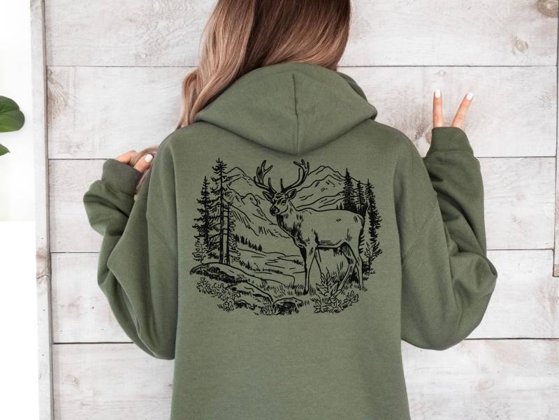 Retro Stag Deer Wilderness Scene Sweatshirt - Nineties Vintage Buck & Doe Outfit Boho Unisex Crewneck Sweatshirt, Wildlife Hoodie von ChrisArtisticShop