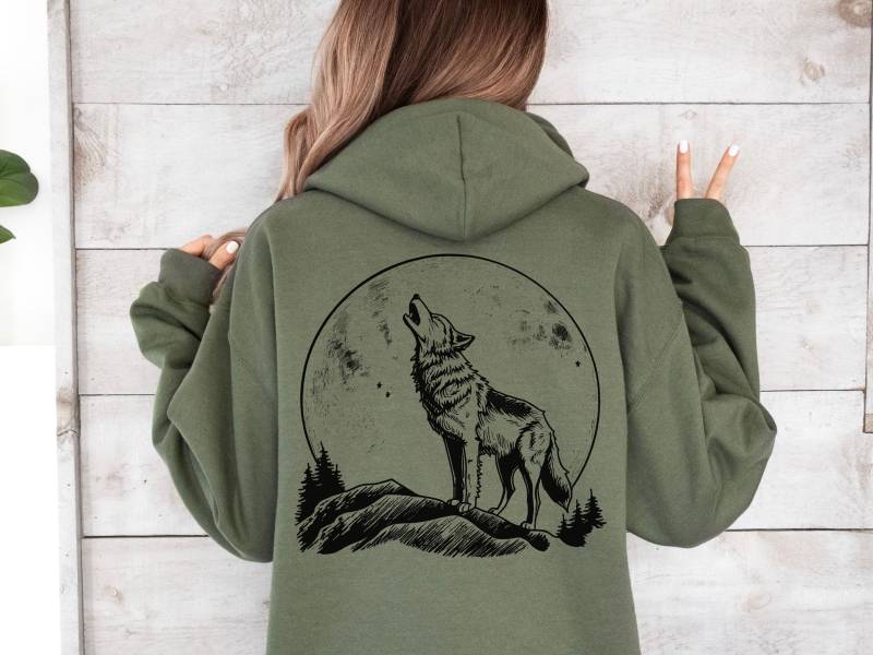Retro Wolves Howling At The Moon Sweatshirt, 90S Wolf Foggy Forest Wilderness Outfit, Boho Unisex Crewneck Sweatshirt Or Hoodie von ChrisArtisticShop
