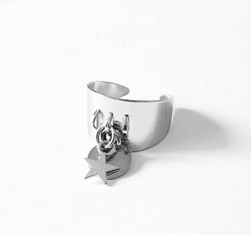 Fantasy Silberner Metallring Mit Stahlquaste, 10 Mm Runder Flacher Anhänger. Geschenkidee Für Frauen, Teenager, Junge Leute. Kleines Budget Fantasy Silberner Metallring Mit Stahlquaste, 10 Mm Runder Flacher Anhänger. Geschenkidee Für Frauen, Teenager, Junge Leute. Kleines Budget von ChrisBijouxArt