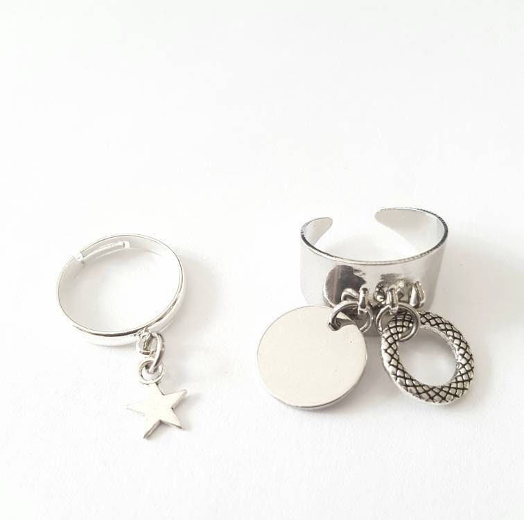 Geschenkidee Set Aus 2 Verstellbaren Ringen Mit Silbernen Quasten/Anhängern. Rund Und Sterne von ChrisBijouxArt