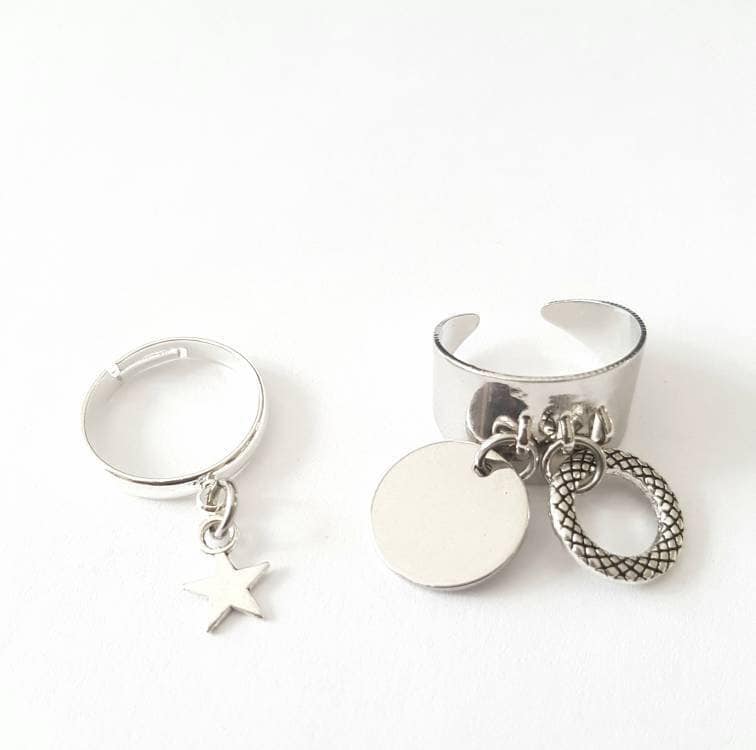 Geschenkidee Set Aus 2 Verstellbaren Ringen Mit Silbernen Quasten/Anhängern. Rund Und Sterne Geschenkidee Set Aus 2 Verstellbaren Ringen Mit Silbernen Quasten/Anhängern. Rund Und Sterne von ChrisBijouxArt