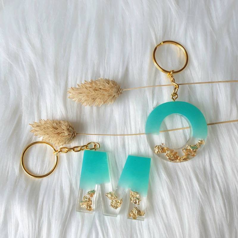 Personalisierter Schlüsselanhänger Türkis Buchstabe in Aus Resin Mit Goldflocken von ChrisCaArt