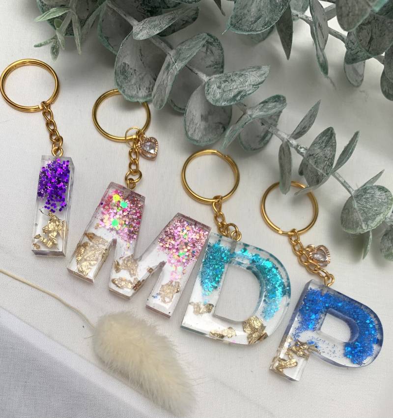 Personalisierter Schlüsselanhänger Aus Resin, Buchstaben in Verschiedenen Farben Mit Glitzerpartikeln von ChrisCaArt