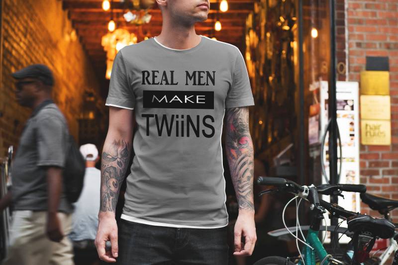 Echte Männer Machen Zwillinge | Neue Papa Shirt Zwillings-Papa-Shirt Echte Männer Machen Zwillinge | Neue Papa Shirt Zwillings-Papa-Shirt von ChrisDinaCreative