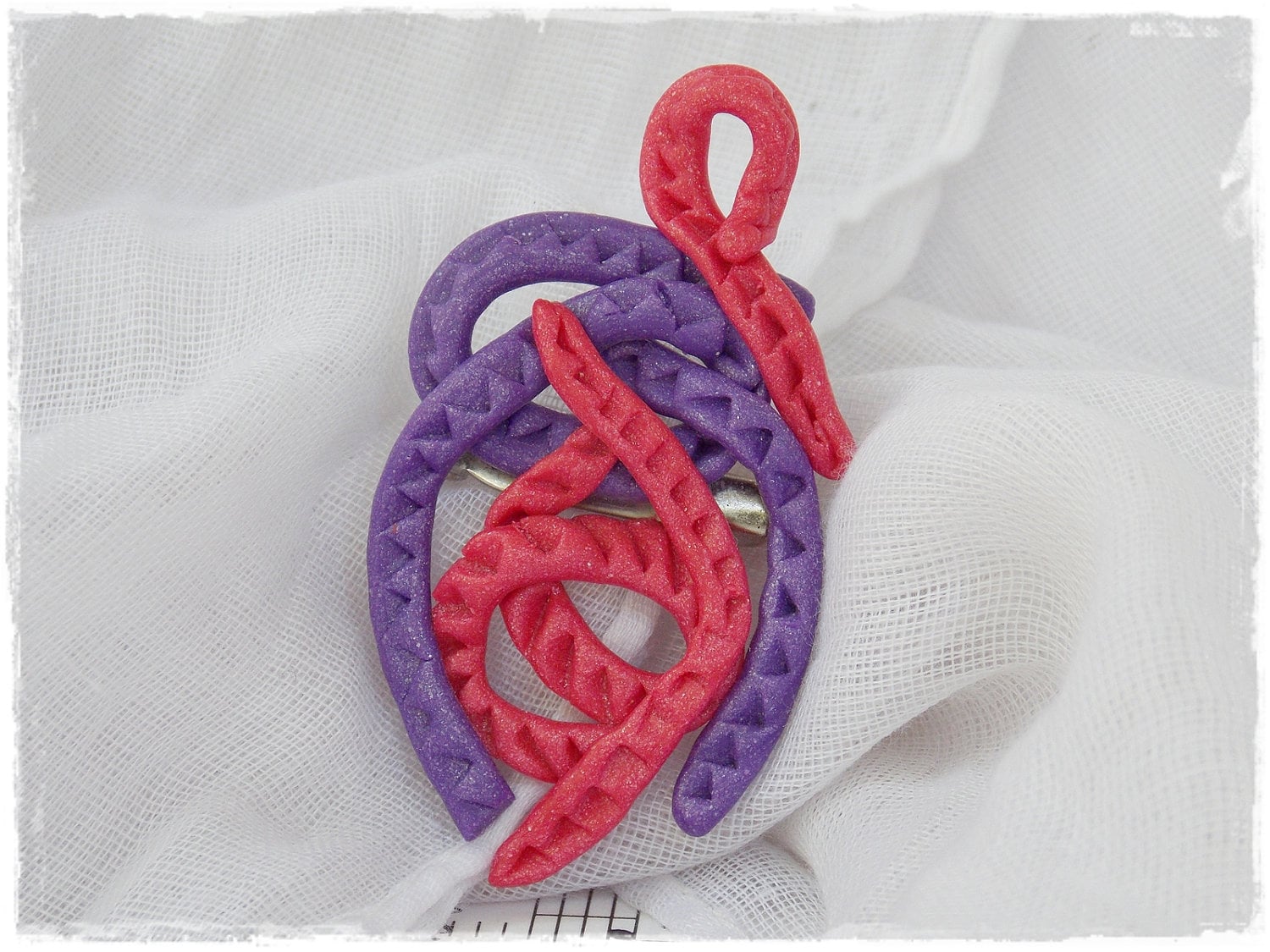Fimo Brosche, Feminine Silhouette Mutterschaft Violette Weiblichkeits Rosa Schal Anstecknadel, Handmodellierte Brosche von ChrisOsCreations