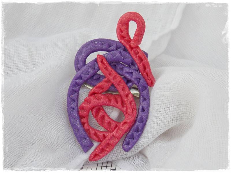 Fimo Brosche, Feminine Silhouette Mutterschaft Violette Weiblichkeits Rosa Schal Anstecknadel, Handmodellierte Brosche von ChrisOsCreations