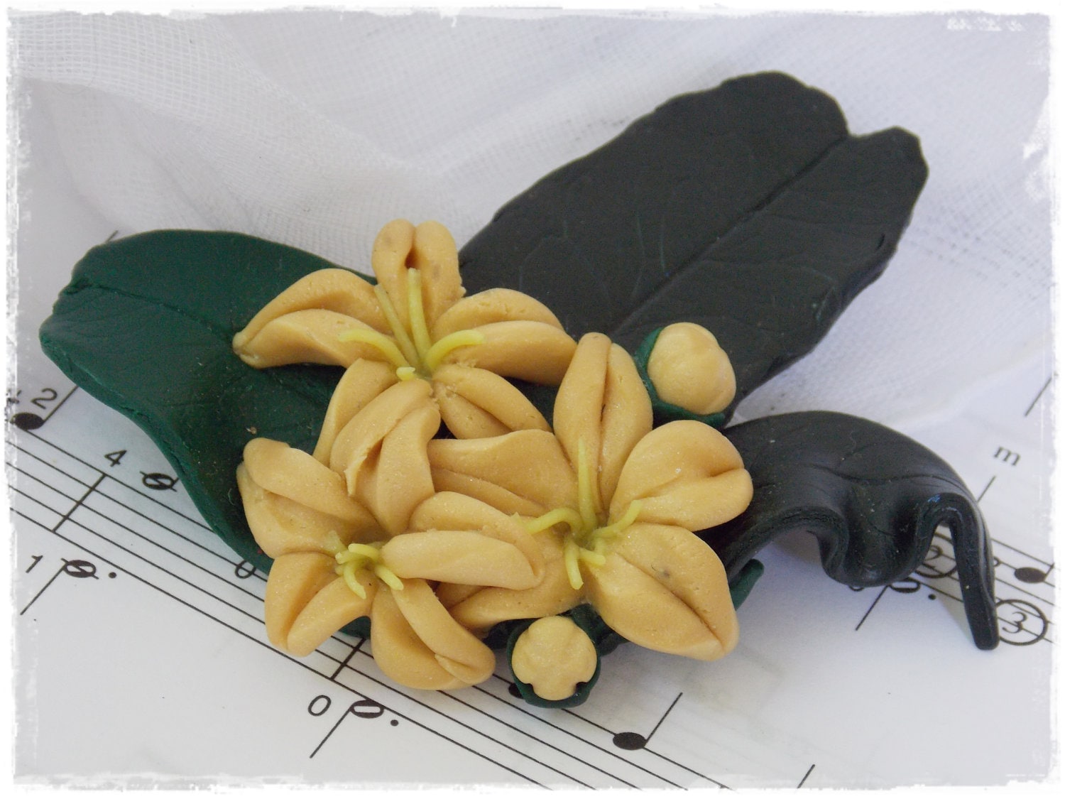 Fimo Brosche, Hand Modelliert Zitronenbaum Blüten Pin, Frühling Blumen Anstecknadel, Floral Schal Anstecknadel - Unikat von ChrisOsCreations