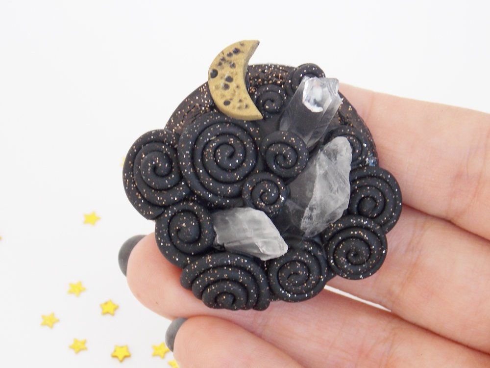 Halbmond Quarz Kristall Brosche Polymer Clay Schalnadel von ChrisOsCreations