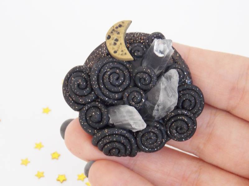 Halbmond Quarz Kristall Brosche Polymer Clay Schalnadel von ChrisOsCreations