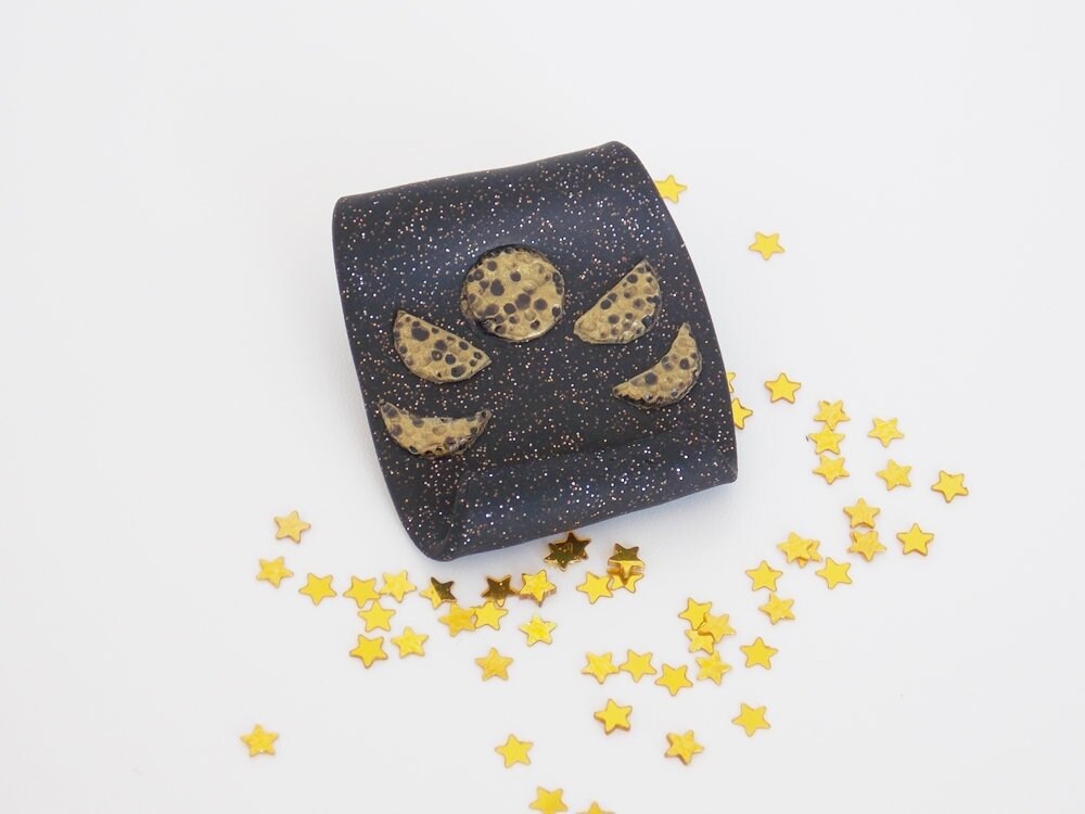 Handgefertigte Polymer Clay Mondphasen Brosche von ChrisOsCreations