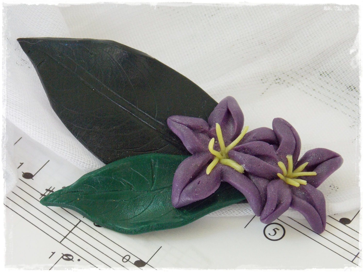 Polymer Clay Brosche, Blumen Brosche Anstecknadel, Woodland Lila Boutonniere, Handmodellierte Blüte Schalnadel - Unikat von ChrisOsCreations