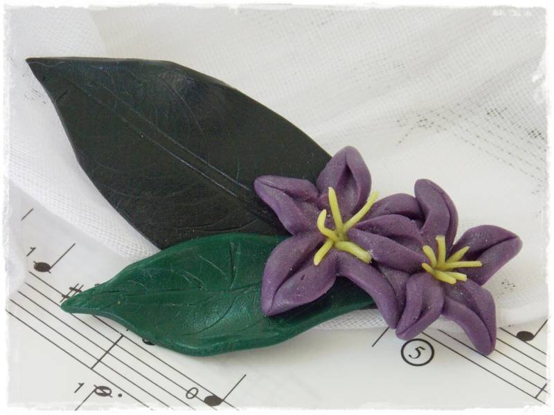 Polymer Clay Brosche, Blumen Brosche Anstecknadel, Woodland Lila Boutonniere, Handmodellierte Blüte Schalnadel - Unikat von ChrisOsCreations