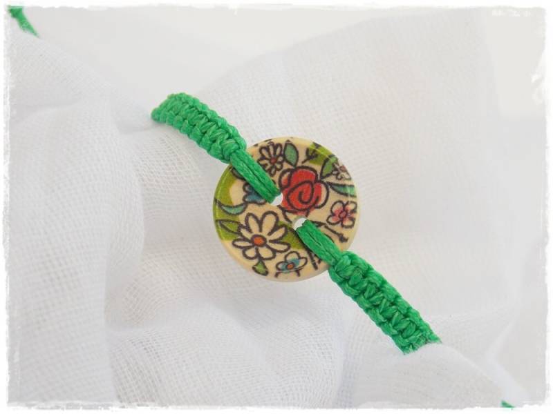 Rest Freundschaftsarmband, Makramee Armband, Grünes Knopf Armband Mit Quadrat, Floral Strand Boho von ChrisOsCreations