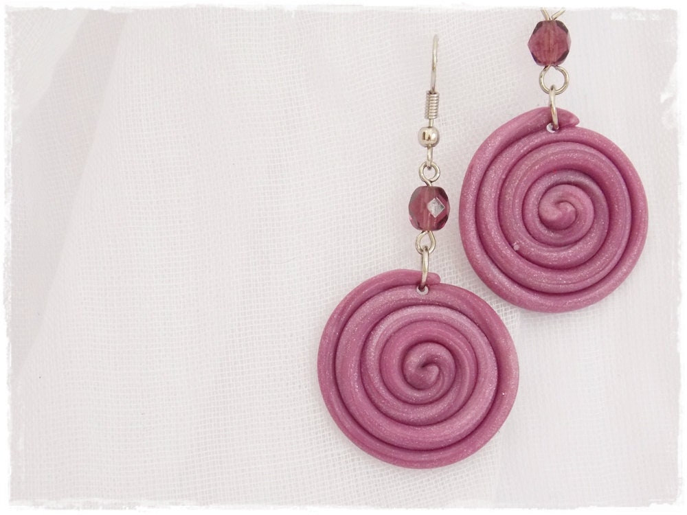 Spiralen Ohrringe Aus Fimo, Himbeer Lila Boho Schmuck von ChrisOsCreations
