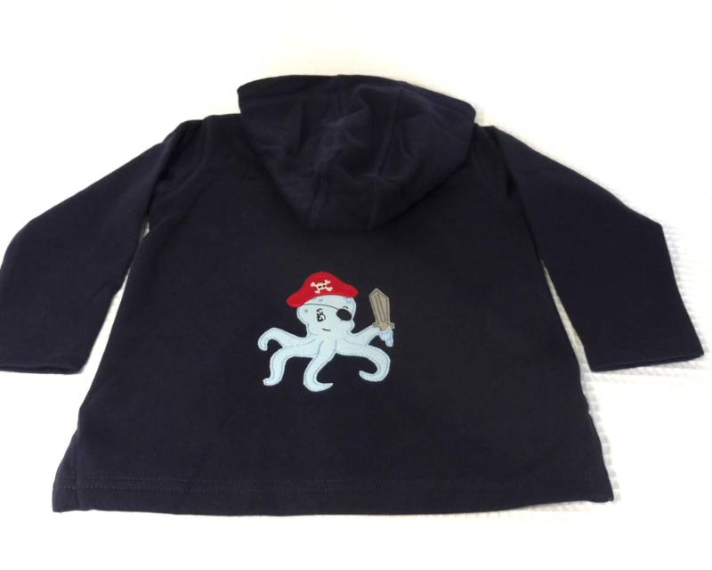 Hoodiejacke Personalisierbar Dunkelblaue Maritime Sweatjacke Bestickt Mit Piratenkrake Kapuzen-Jacke Für Kleinkinder Urlaub Meer Kitaoutfit von ChrisPatchy