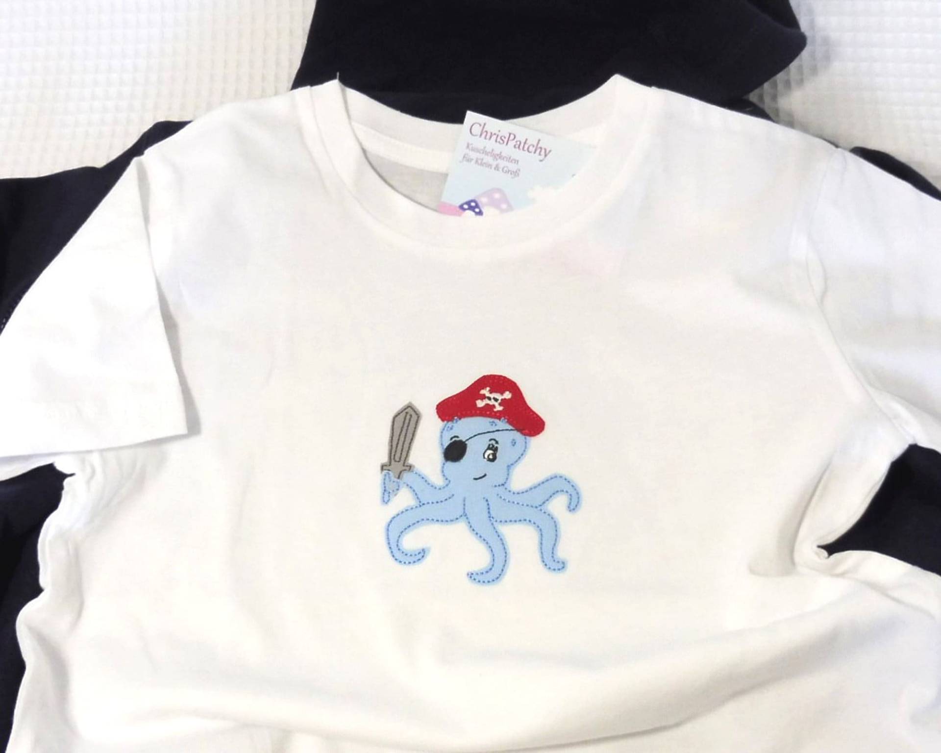 Kinder T-Shirt Mit Name Personalisierbar Geburtstagsshirt Maritim Pirat Krake Kindershirt Kindergeburtstag Piratenparty Kita Schulkind Kinder T-Shirt Mit Name Personalisierbar Geburtstagsshirt Maritim Pirat Krake Kindershirt Kindergeburtstag Piratenparty Kita Schulkind von ChrisPatchy