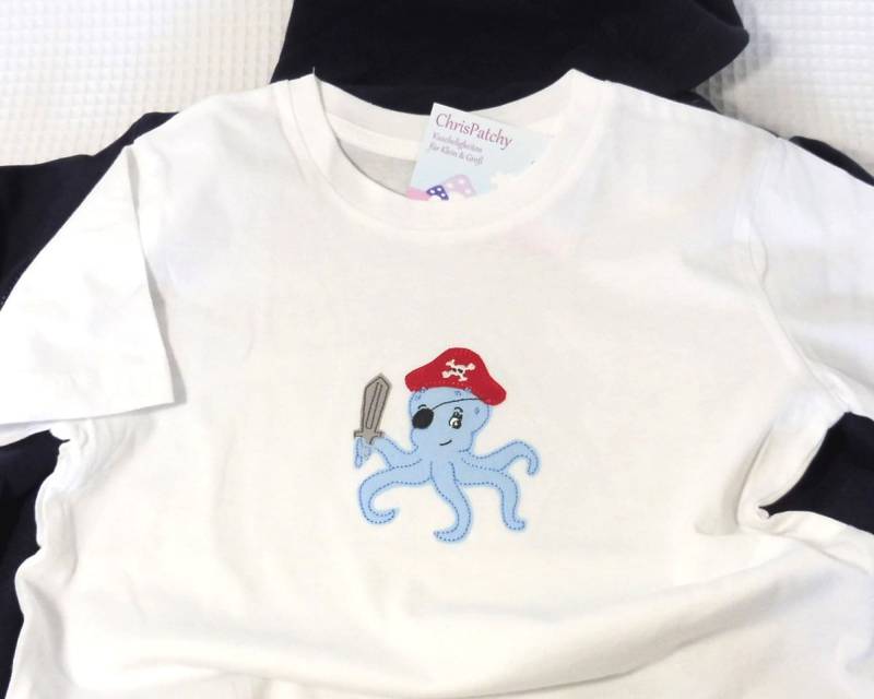 Kinder T-Shirt Mit Name Personalisierbar Geburtstagsshirt Maritim Pirat Krake Kindershirt Kindergeburtstag Piratenparty Kita Schulkind Kinder T-Shirt Mit Name Personalisierbar Geburtstagsshirt Maritim Pirat Krake Kindershirt Kindergeburtstag Piratenparty Kita Schulkind von ChrisPatchy