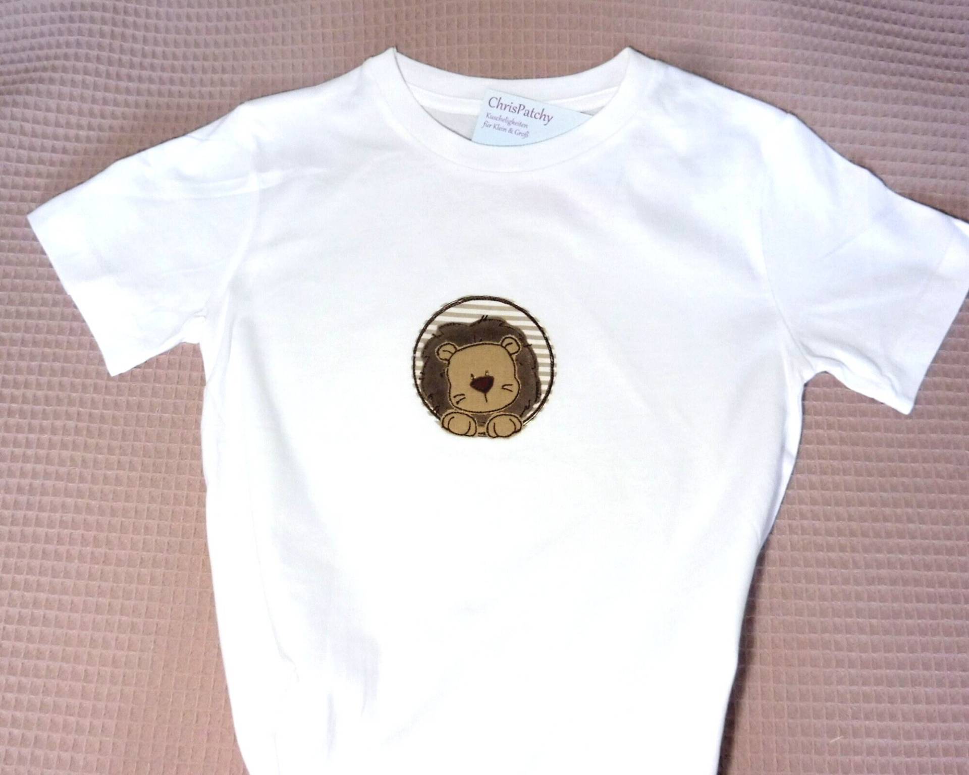 Kindershirt Mit Name Personalisierbar Weißes T-Shirt Bestickt Löwenbutton Löwenshirt Zum Geburtstag Geburtstagsshirt Kita Und Schule Kindershirt Mit Name Personalisierbar Weißes T-Shirt Bestickt Löwenbutton Löwenshirt Zum Geburtstag Geburtstagsshirt Kita Und Schule von ChrisPatchy