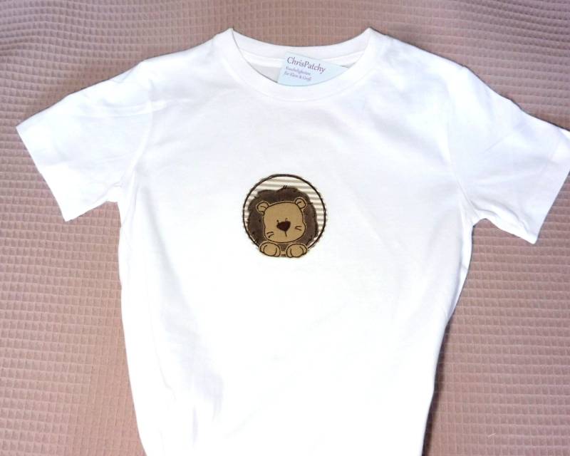 Kindershirt Mit Name Personalisierbar Weißes T-Shirt Bestickt Löwenbutton Löwenshirt Zum Geburtstag Geburtstagsshirt Kita Und Schule Kindershirt Mit Name Personalisierbar Weißes T-Shirt Bestickt Löwenbutton Löwenshirt Zum Geburtstag Geburtstagsshirt Kita Und Schule von ChrisPatchy