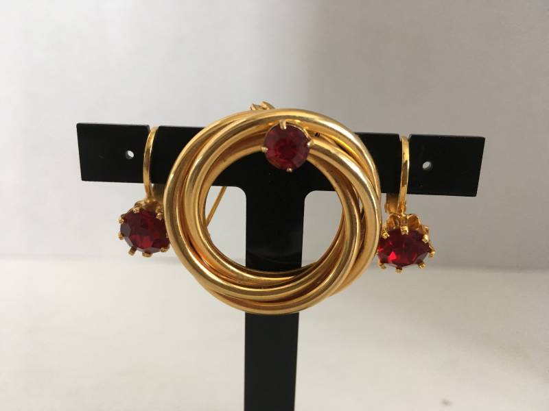 Fabelhafte Made in Österreich Rubin Roten Strass Und Vergoldet Demi Parure Brosche Paar Tropfen Ohrringe von ChrisandTine