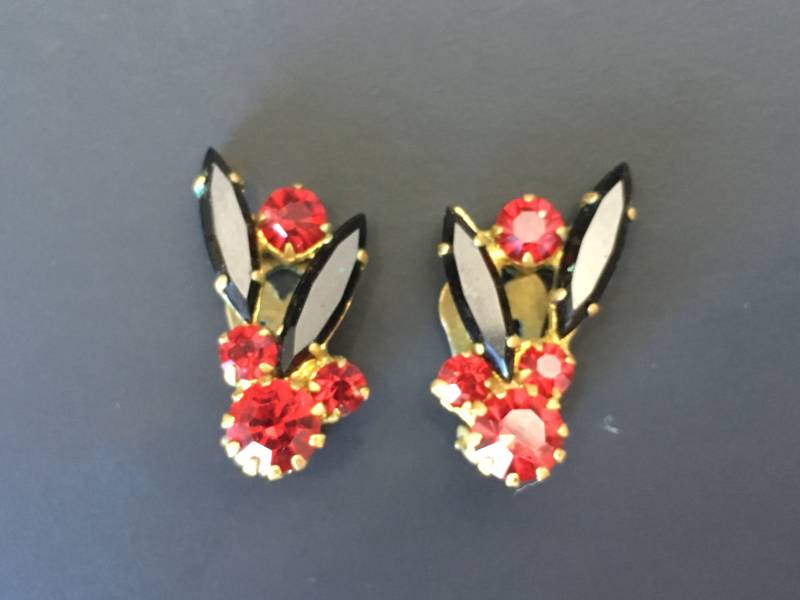 Fabelhafte Vintage Made in Österreich Rubin Rot Und Schwarz Strass Vergoldet Paar Clip Zurück Ohrringe von ChrisandTine