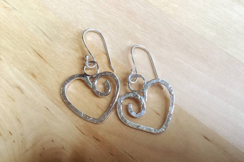 Gehämmerte Silber Tropfen Herz Ohrringe Mit Wirbel, Valentinsgrüße Gehämmerte Silber Tropfen Herz Ohrringe Mit Wirbel, Valentinsgrüße von Chriscelles